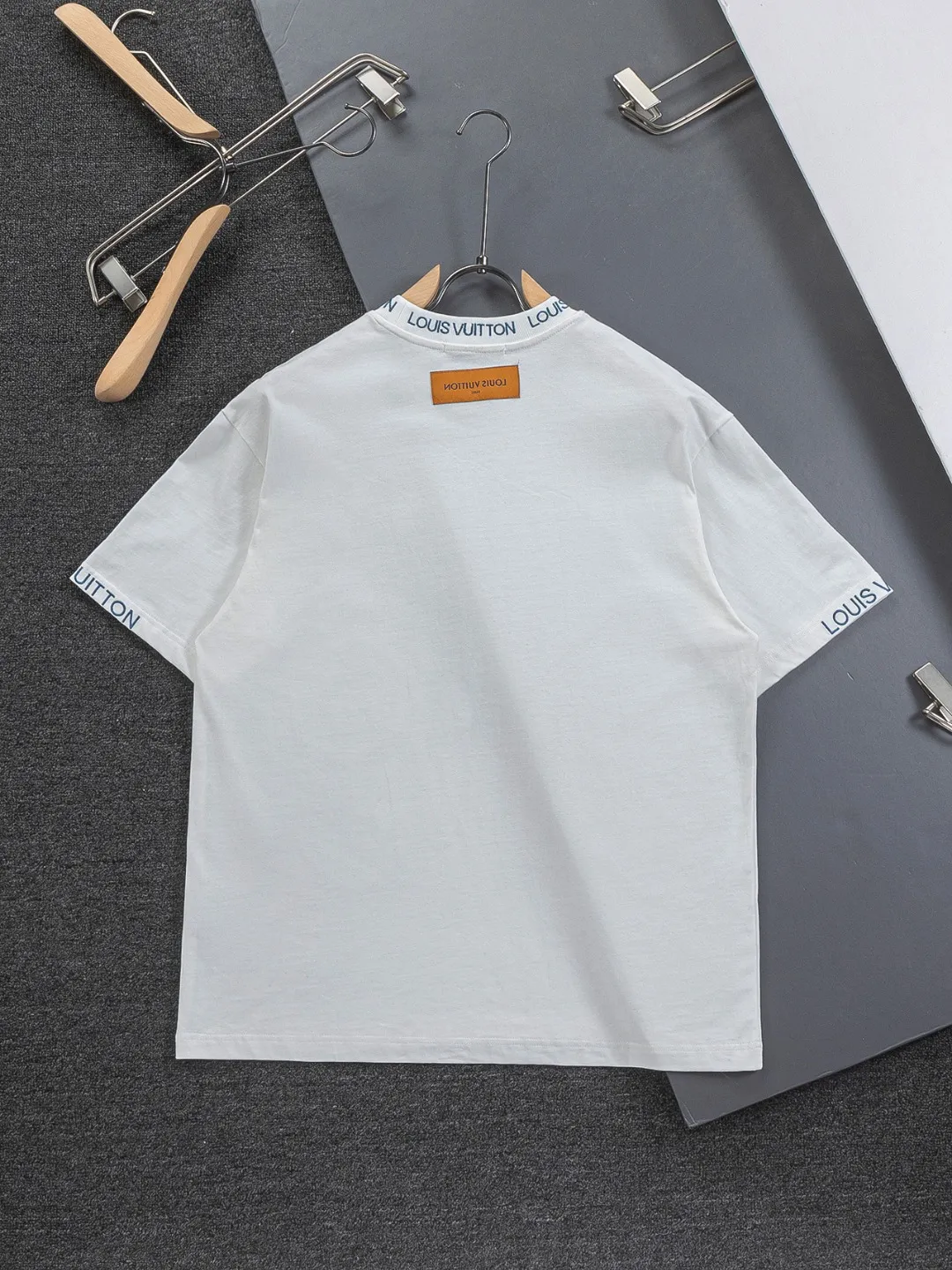 🅿️190 Louis Vuitton 1V LV micro-wide version S-XL LV 26ss new product counters are available at the same time. Multiple craftsmanship, simple letters embroidery on the collar + simple letter logo on the cuffs 🪡 embroidery, round neck short-sleeved T-shirt, same style for men and women! Consigned to one-to-one creation. Synchronized with the official website, pure cotton fabrics at the counter! It is close to the skin and comfortable, durable and easy to wear. It has a classic and simple logo design and meticulous original craftsmanship. Short-sleeves, a must-have item for men, do not appear to be the same for the general public, but must be unique and eye-catching. This LV short-sleeve is all about quality, comfort, the same shape and fashion as always, including fabrics and cutting techniques. All of them have been made with great effort! 320 grams of washed pure cotton fabric, pure cotton is breathable, very refreshing and comfortable for daily wear. The rib knitting on the neckline is smooth and tight, and the neckline will not be skewed if you toss it at will. The loose version, you will find that it looks really good on the upper body. The overall is minimalist and neat, super versatile for daily use! Pair it casually with a pair of pants for a youthful look. A T-shirt will make your outfit crazy. It is a fashionable item that can never go wrong! Color: Black White Size: S-XL Size chart: S: Shoulder width 50-Bust 56-Length 70 M: Shoulder width 52-Bust 57-Length 72 L: Shoulder width 54-Bust 59-Length 74 XL: Shoulder width 56-Bust 62-Length 76